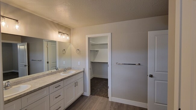 Building Photo - Cedar City 3 bed | 2 Bath | 2 Car Townhome
