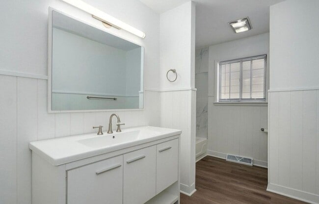 Building Photo - 3 Bedroom PLUS SUNROOM | 2 Bathroom | 2 Ca...