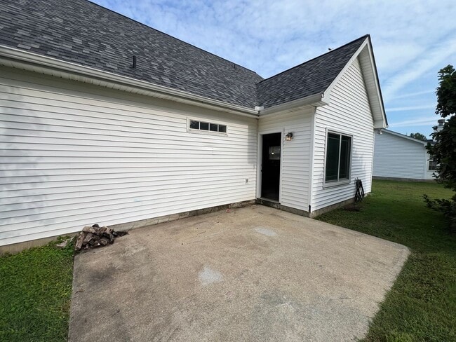 Building Photo - Spacious 4 Bedroom 2.5 Bath Available Now!