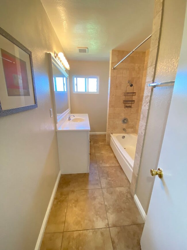 Building Photo - Remodeled 3 Bedroom Lakewood House For Rent-Ready For Move-in ASAP!