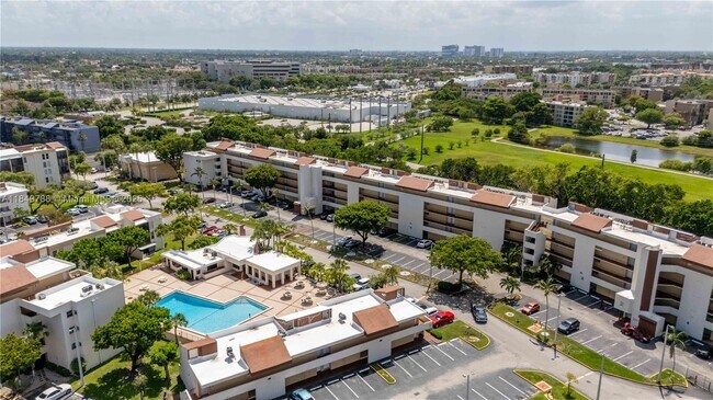 Building Photo - 8870 Fontainebleau Blvd