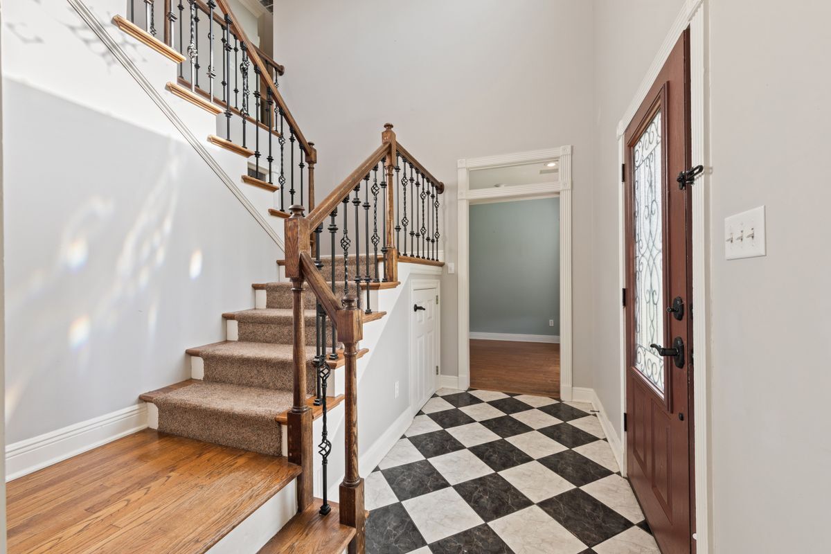 Building Photo - 300 Oak Hollow Dr