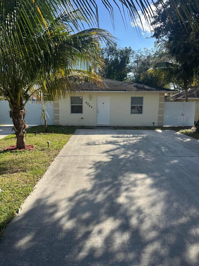 Building Photo - 4942 Dillon St