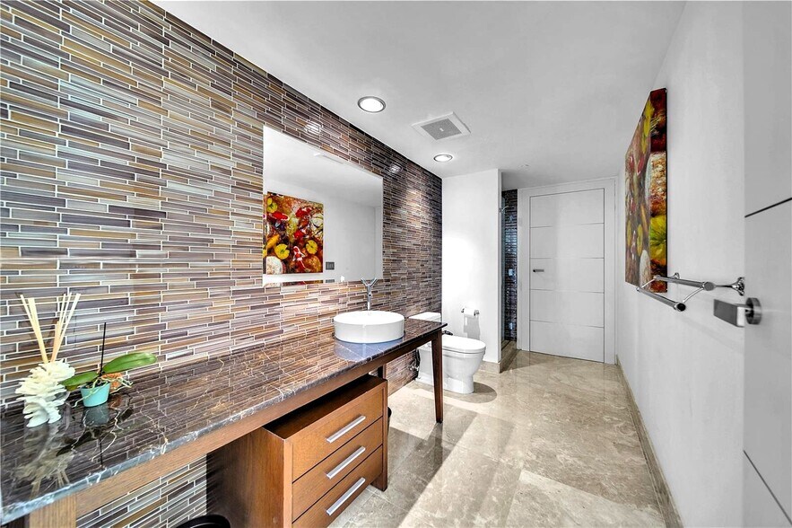 Building Photo - 495 Brickell Ave