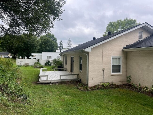 Building Photo - One Level Home! 3or 4 bedroom 1 bath with extra-large den, garage and extra storage on almost an ...