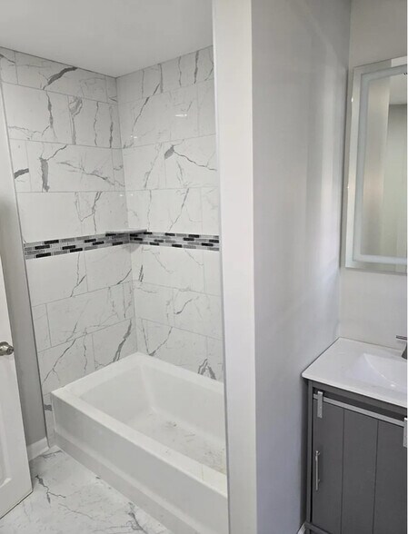 Building Photo - 412-414-414 Leslie St