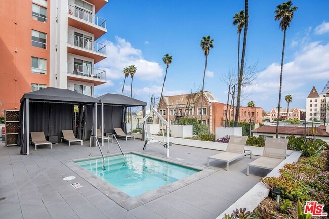 Building Photo - 453 S Kenmore Ave