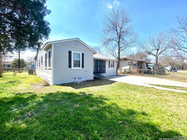 Building Photo - 178 Sweetbriar Ave