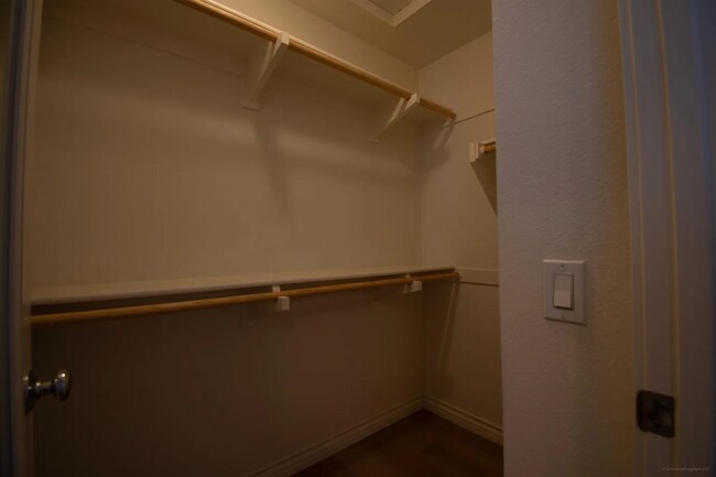 Building Photo - 225 Royal Glen