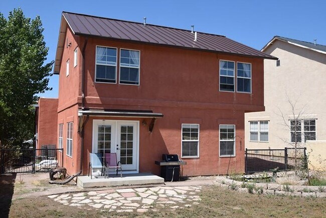 Building Photo - 3 bedroom 2 bath near golf course