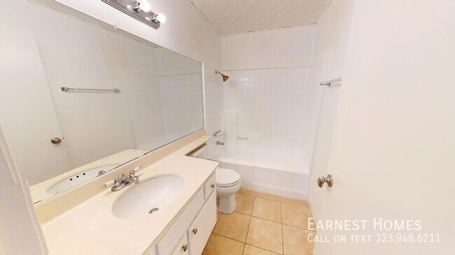 Building Photo - 6628 N Clybourn Ave