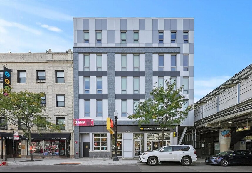 Building Photo - 941 W Belmont Ave