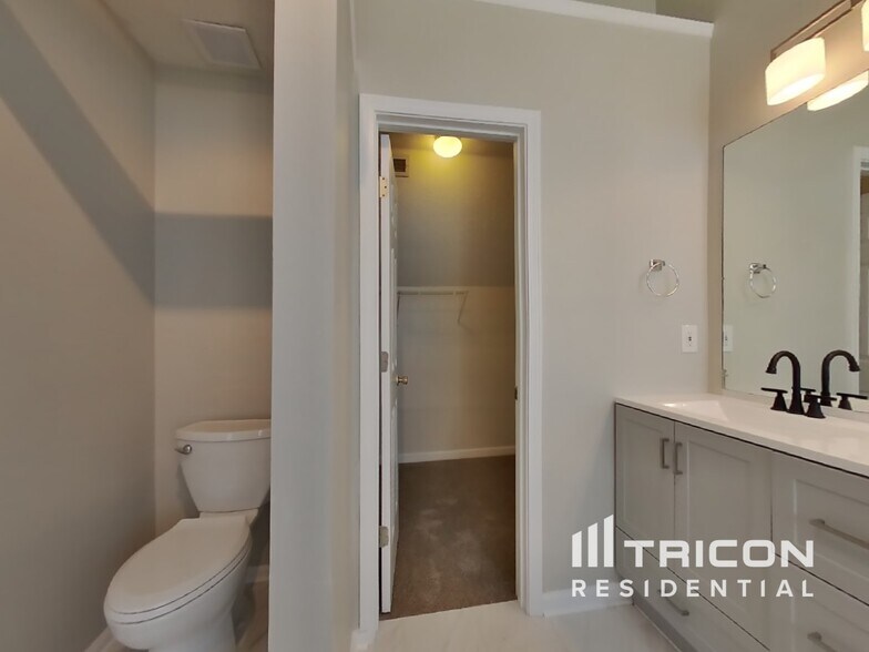 Building Photo - 1951 Hidden Valley Dr SW