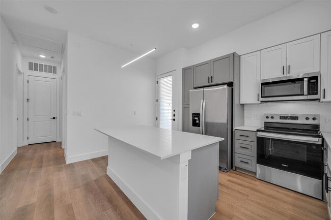 Building Photo - 1601 Mustang Dr