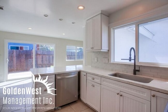 Building Photo - Newly Remodeled 5Bdm 3Ba Single-Family Hom...