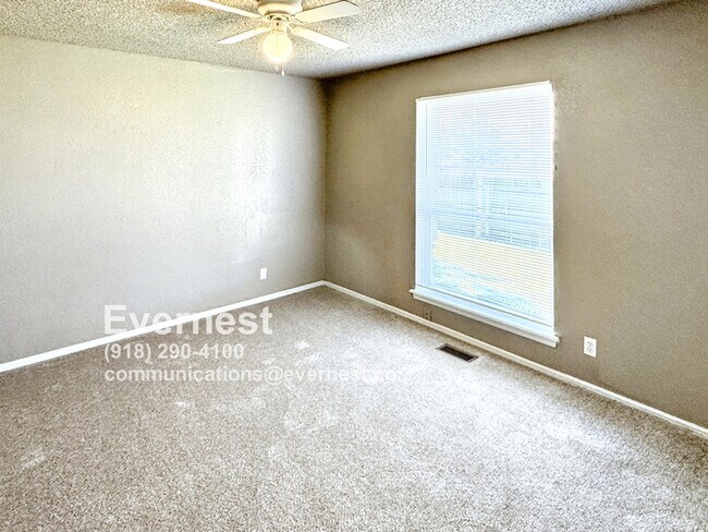 Building Photo - Comfortable 3-Bedroom Home with Prime Acce...