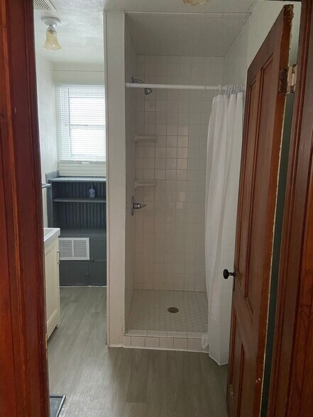 Bath - 1003 N Division St