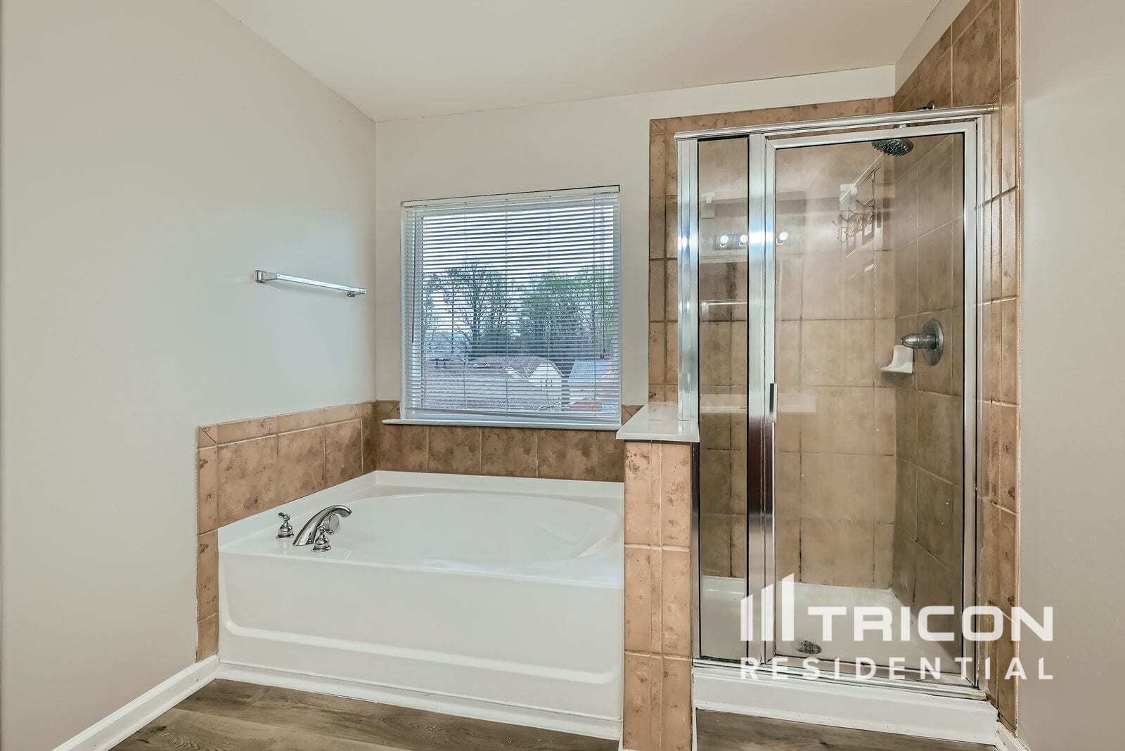 Building Photo - 383 Roseglen Dr NW