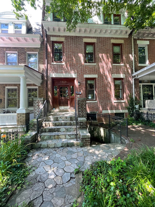 Building Photo - 1865 Newton St NW