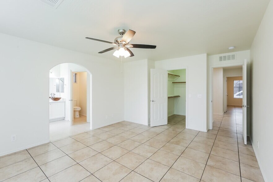 Building Photo - 2904 W Sunland Ave