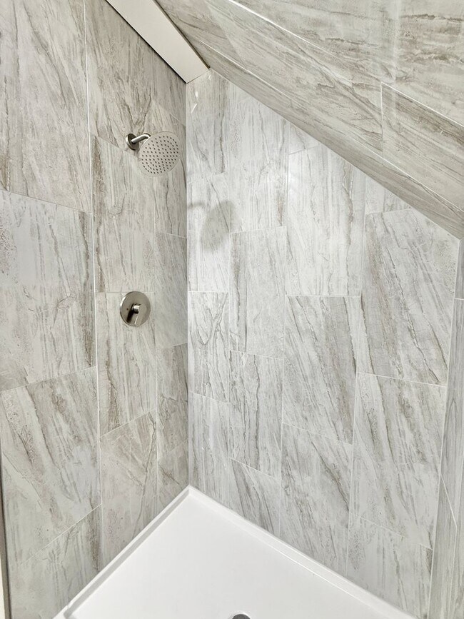 Building Photo - 1041 Lake Ave