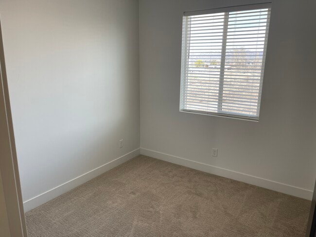 Building Photo - 954 W 350 S