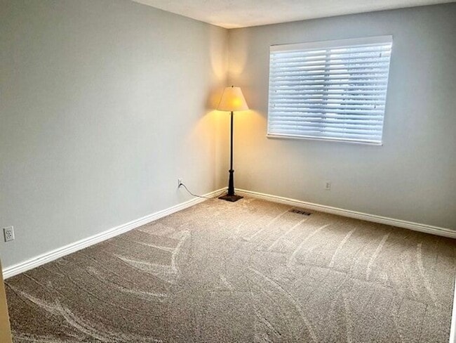Building Photo - Gorgeous 4 Bed, 2 Bath Home in Central For...