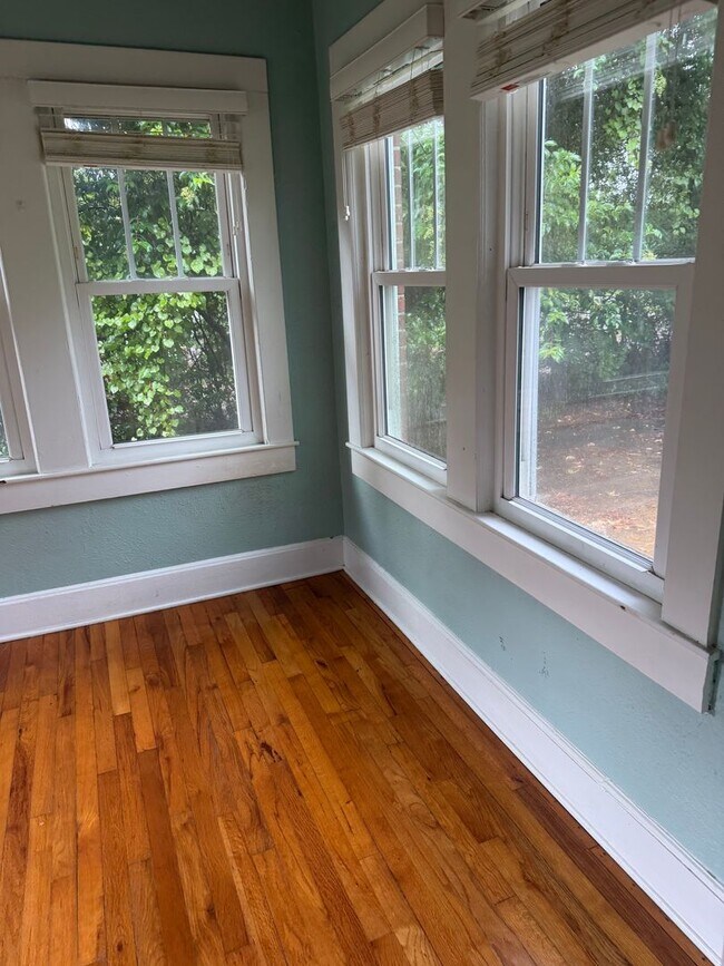 Building Photo - Beautiful 3 bedroom home with large backyard