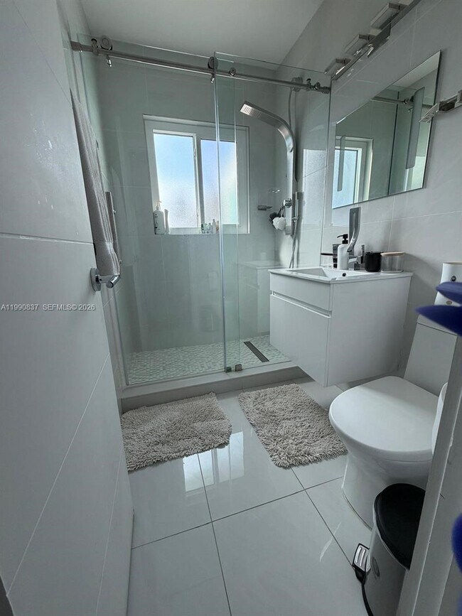 Building Photo - 1531 NE 15th Ave