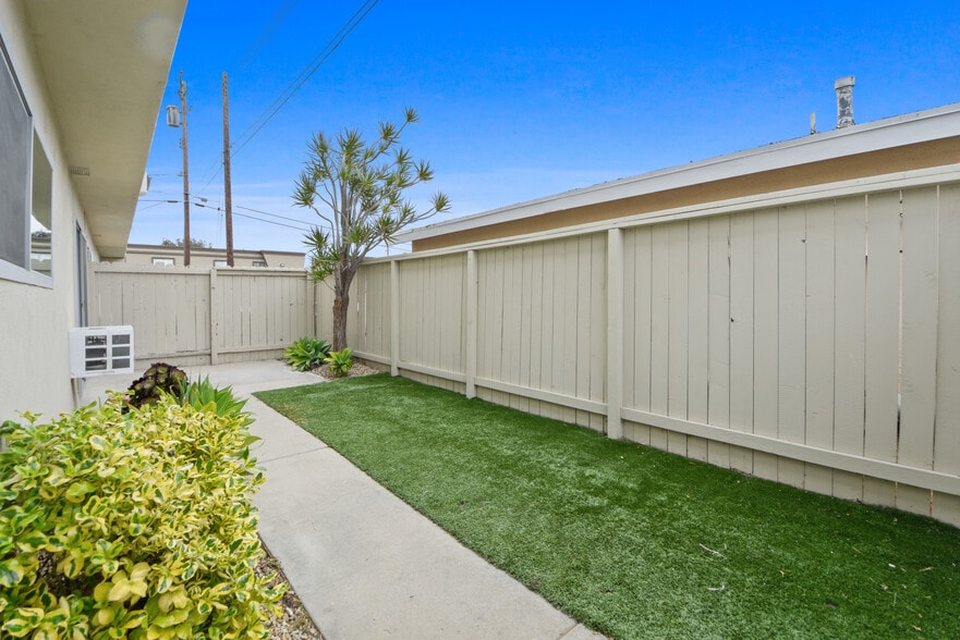 Private Patios - 14075 Ash St