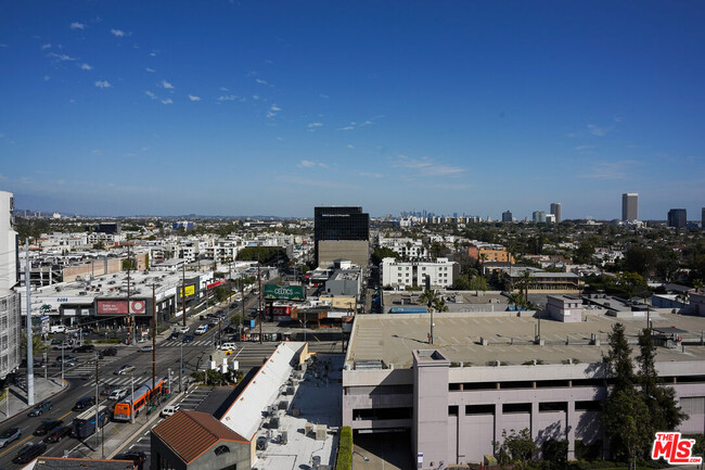 Building Photo - 321 S San Vicente Blvd