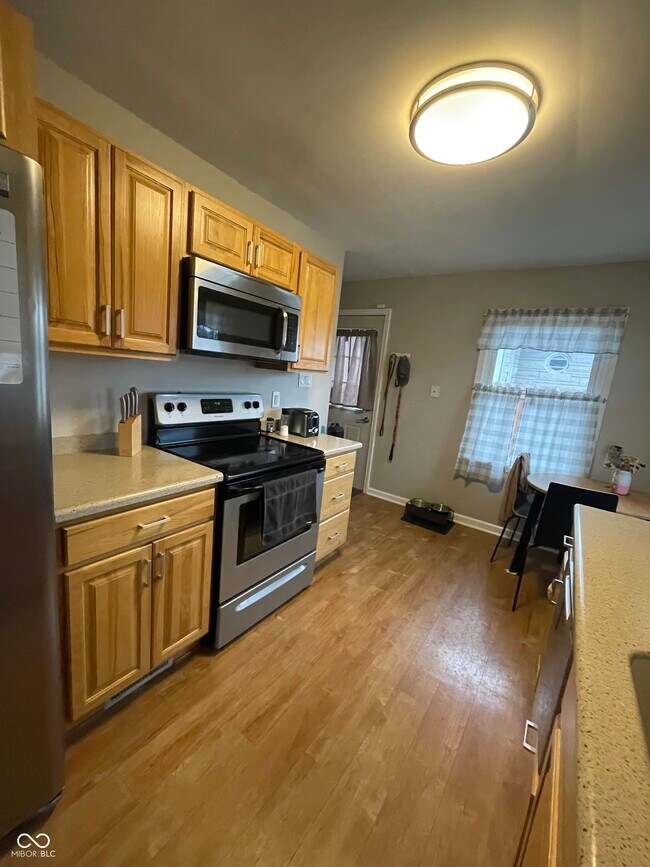 Building Photo - 924 Main St