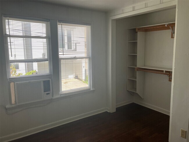 Building Photo - 307 Stratford St