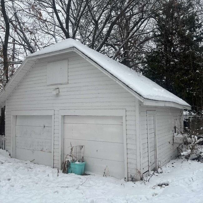 Building Photo - 3404-3406 Victory Ave