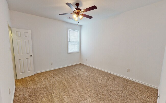 Building Photo - One Block to A&M! Kyle Field walking distance! Newly remodeled, all appliances, 5 bd/4 bth across...