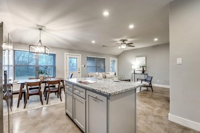 Building Photo - 2205 N Hickory St