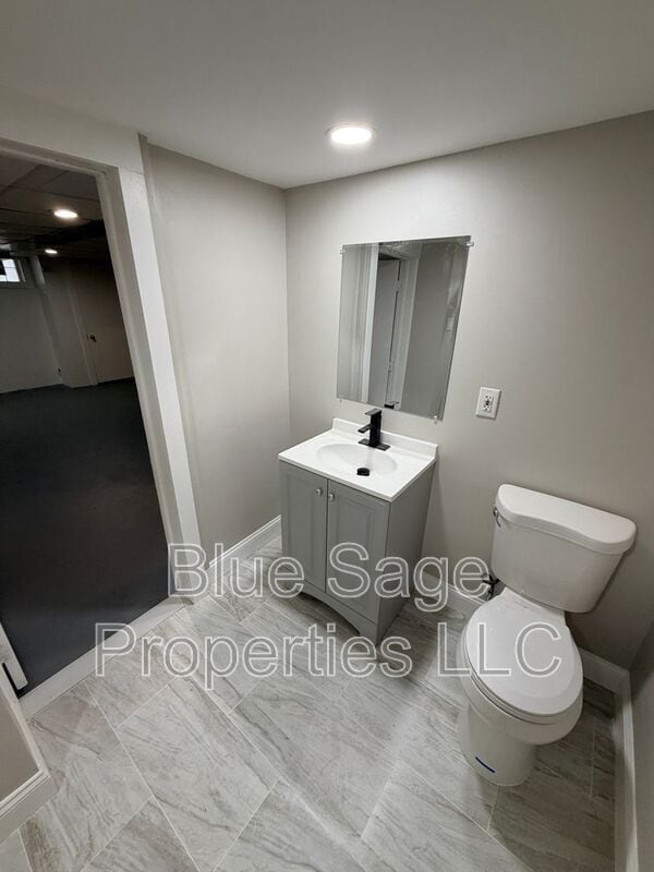 Building Photo - 402 Rively Ave