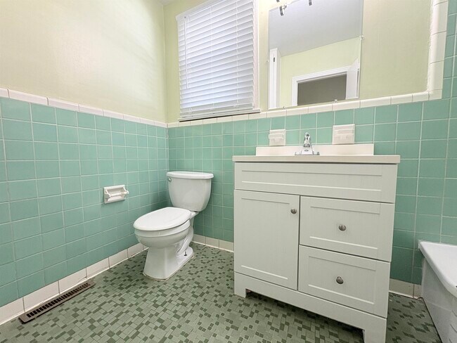 Building Photo - 3022 Livingston Rd