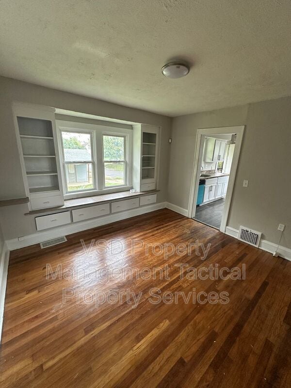 Building Photo - 13827 S Parkway Dr