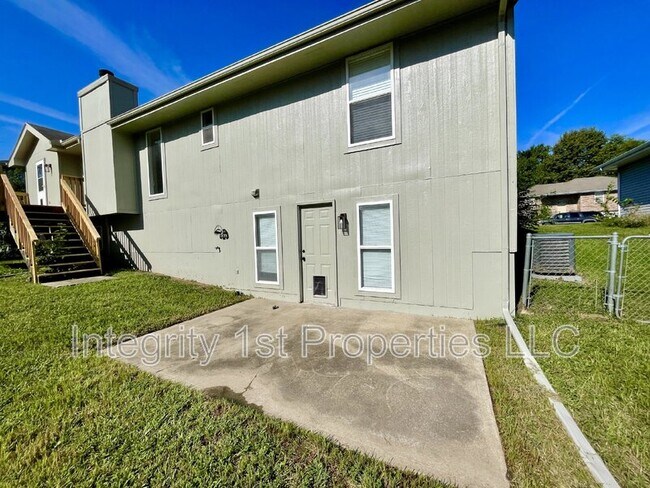 Building Photo - 905 SW Foxtail Dr