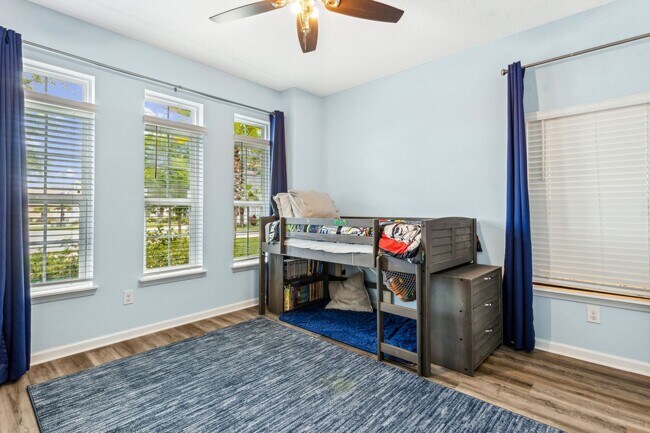 Building Photo - Spacious 4 Bed / 4 Bath Home with Upgrades...