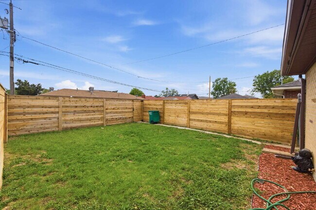 Building Photo - Remodeled 2 Bed 1 Bath in Park Hill!