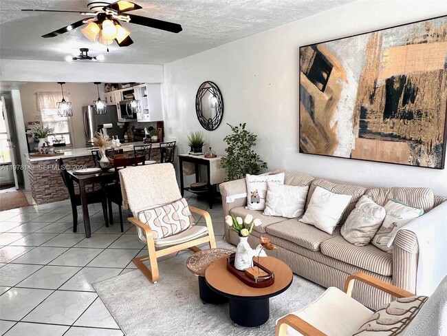 Building Photo - 2811 Somerset Dr