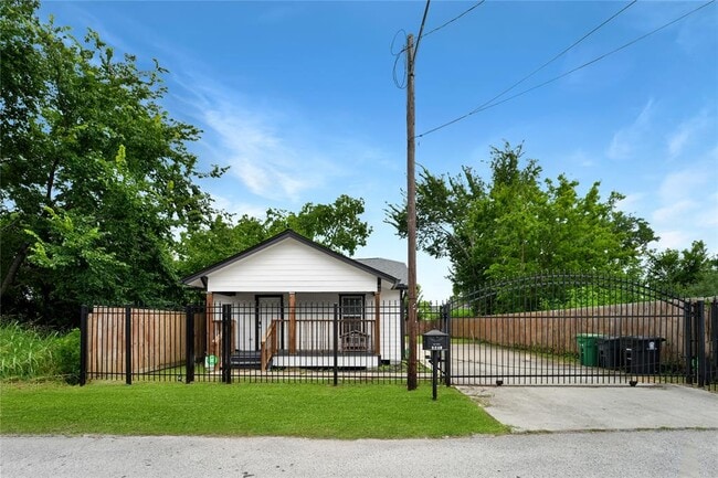 Building Photo - 3215 Adelia St