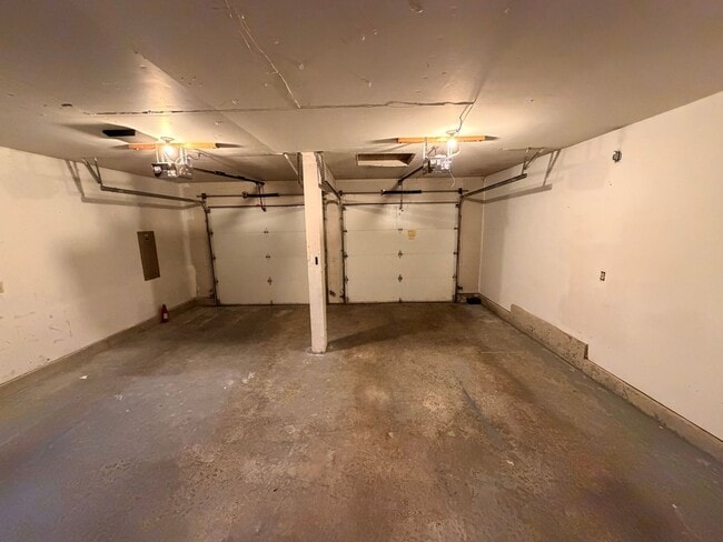 Building Photo - Gorgeous House in a Family-Friendly neighborhood!