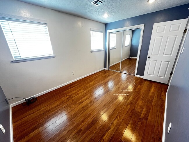 Building Photo - 4807 NW Cheyenne Ave