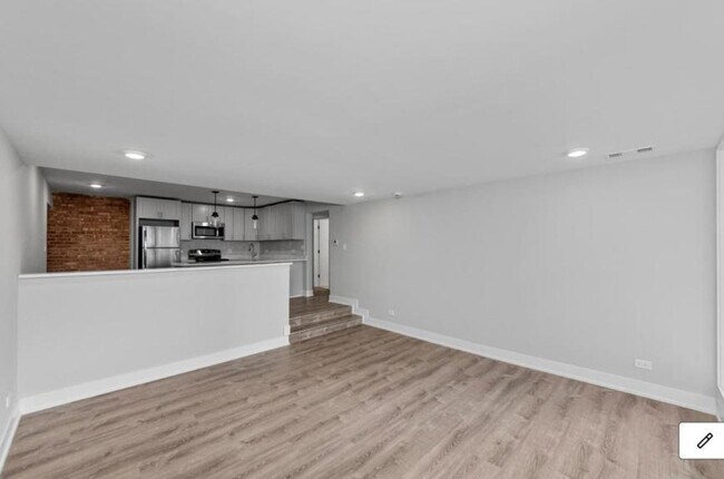 Building Photo - 2 bedroom in Old Town IL 60610