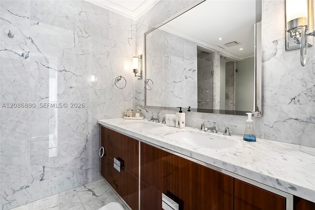 Building Photo - 15701 Collins Ave