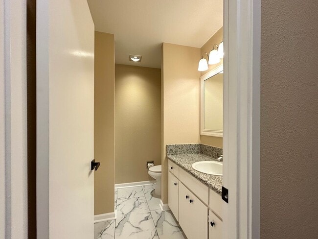 Building Photo - Serene 2 Bed, 2 Bath Updated Hidden Gem!