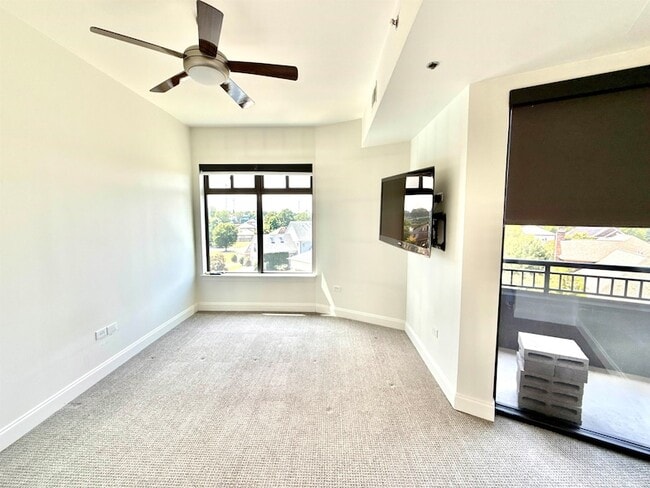 Building Photo - 717 Riverside Dr
